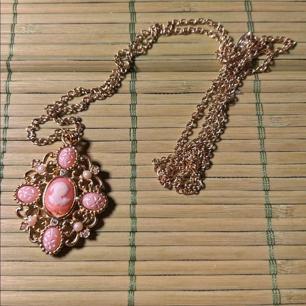 Avon Romantic poet necklace from the 1990s featuring pink cameo in a gold tone